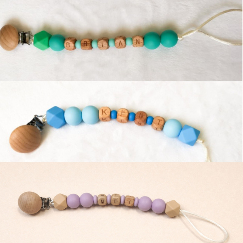 عضاضة وحامل اللهاية مع اسم الطفل  - حروف خشبية