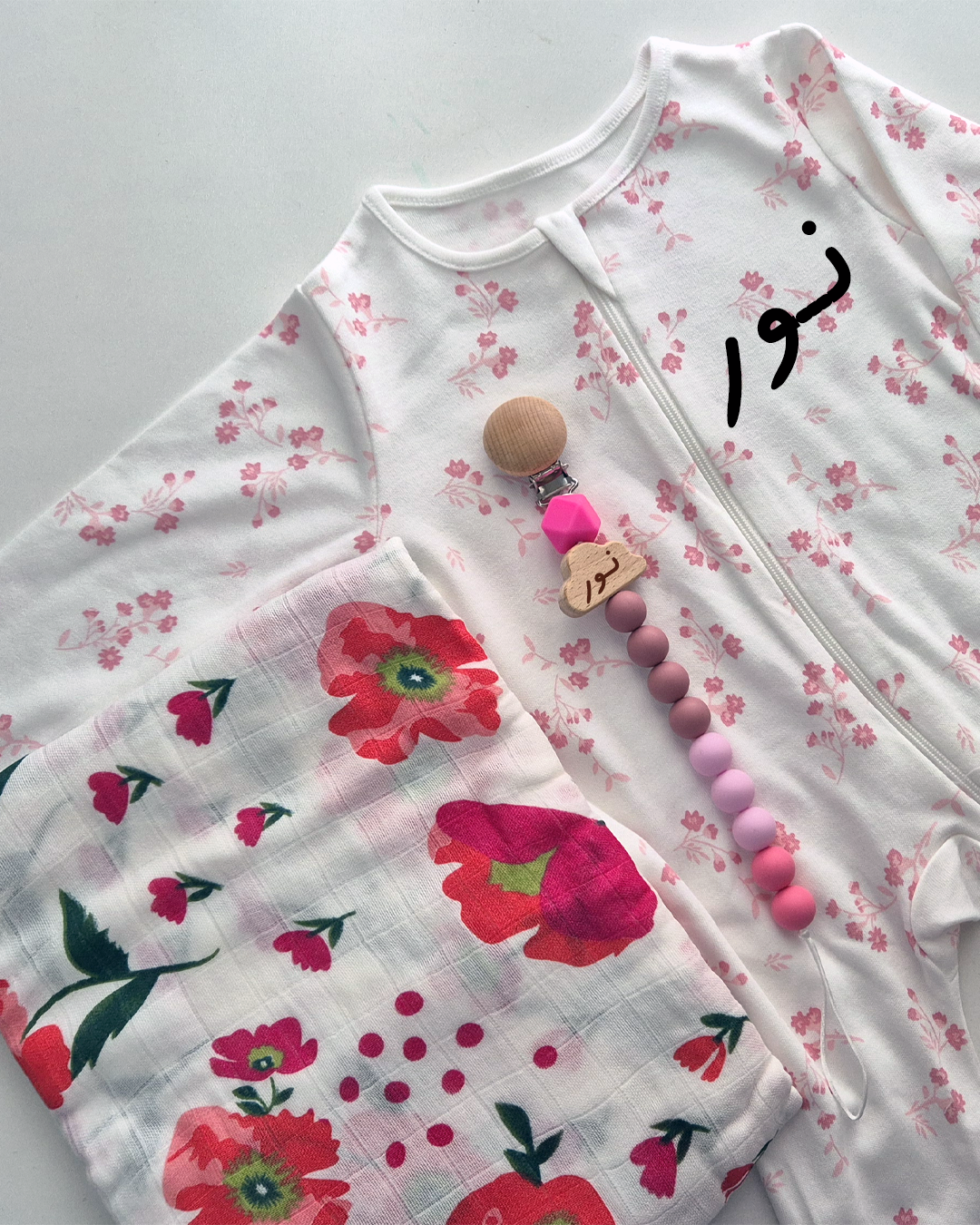 هدية للمولودة مع الاسم والبوكس والتغليف وبطاقة التهنئة