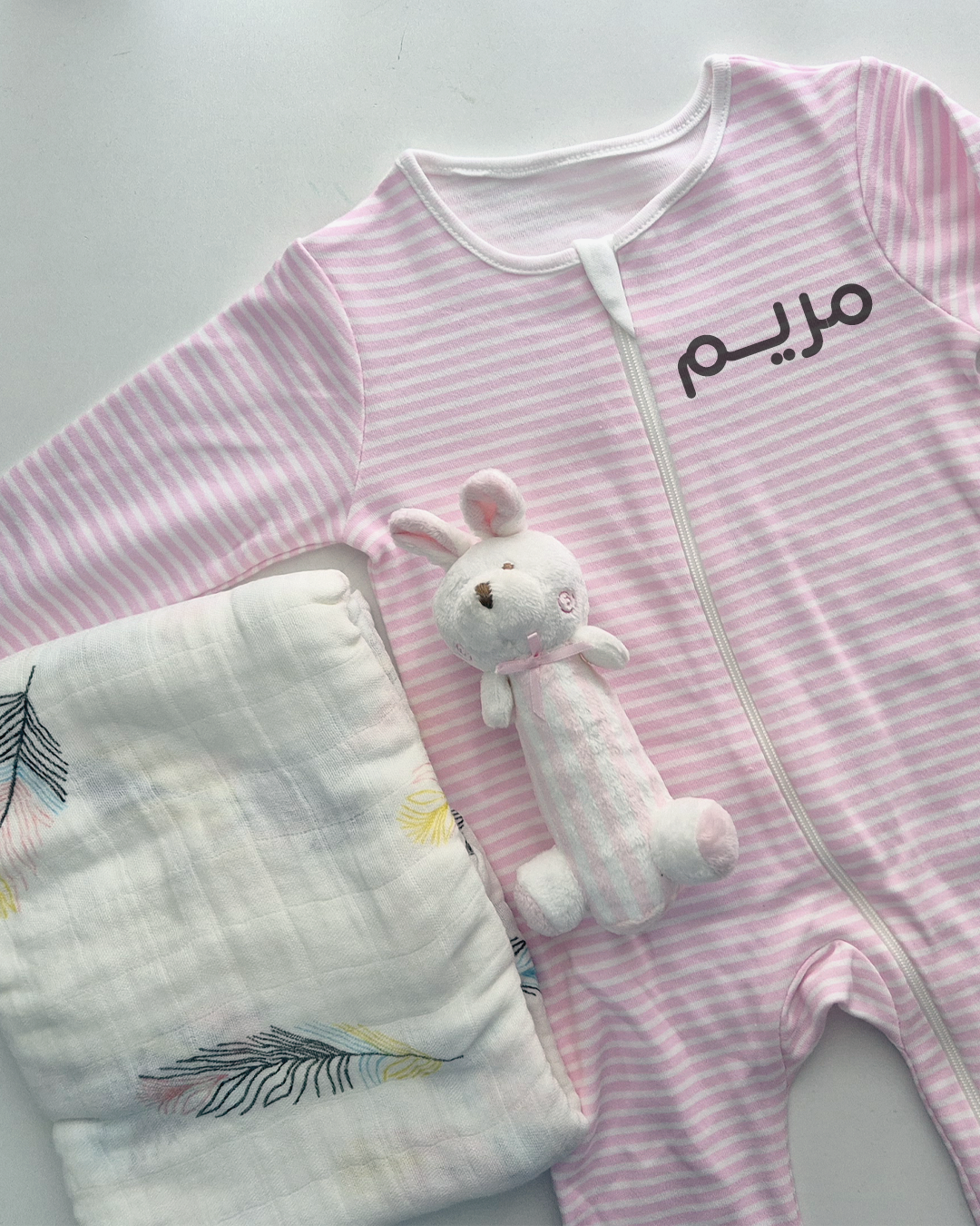 هدية للمولودة مع الاسم والبوكس والتغليف وبطاقة التهنئة