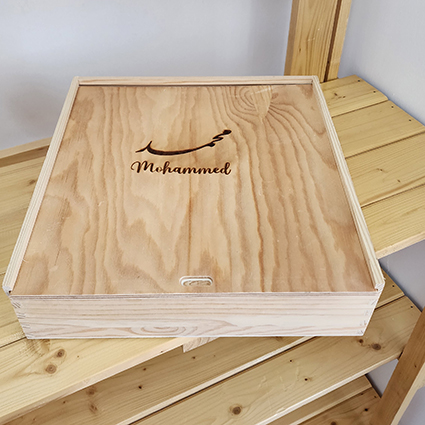 صندوق خشبي محفور باسم الطفل للذكريات أو كهدية